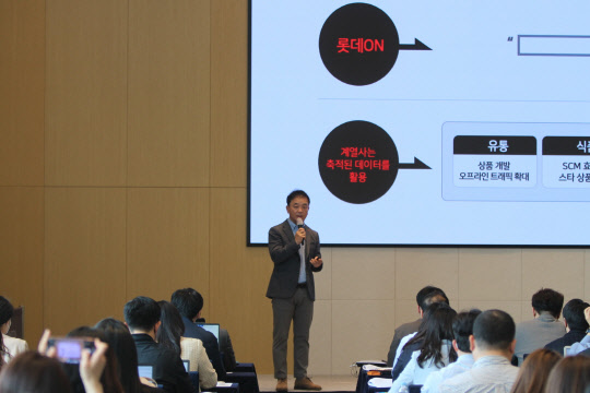 조영제 롯데쇼핑 e커머스사업부 대표가 27일 서울 송파구 소재 롯데월드타워에서 '롯데온 전략발표회'를 열고, 향후 비전에 대해 설명하고 있다.    롯데쇼핑 제공